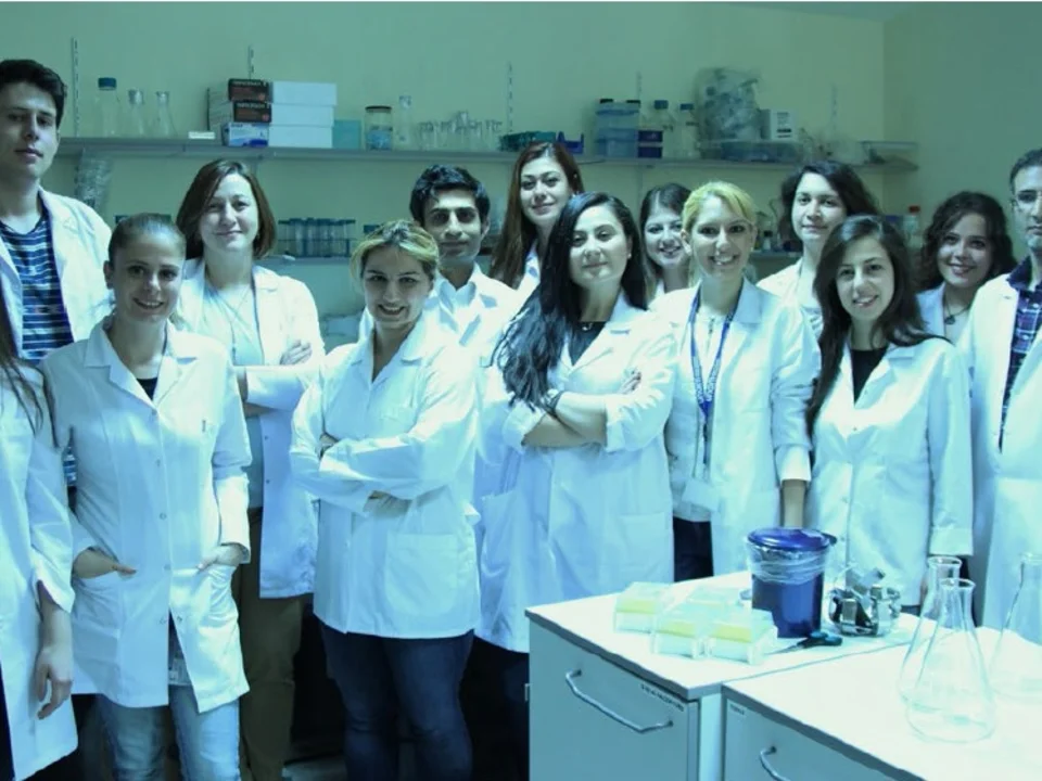 All Erbay lab members in a lab setting