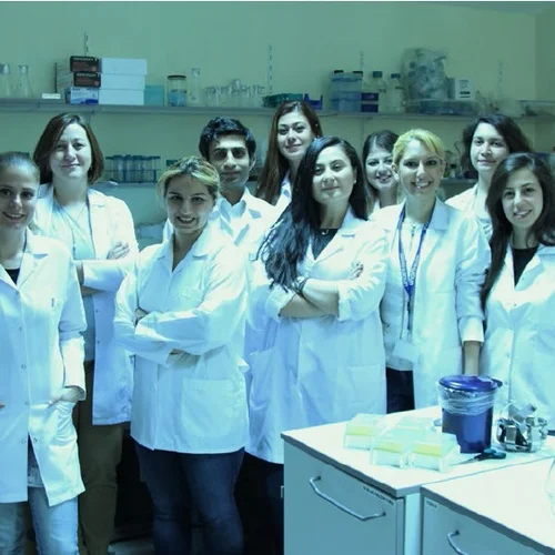 All Erbay lab members in a lab setting